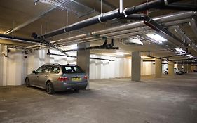 Luxury King Bed Apartment & Free Parking